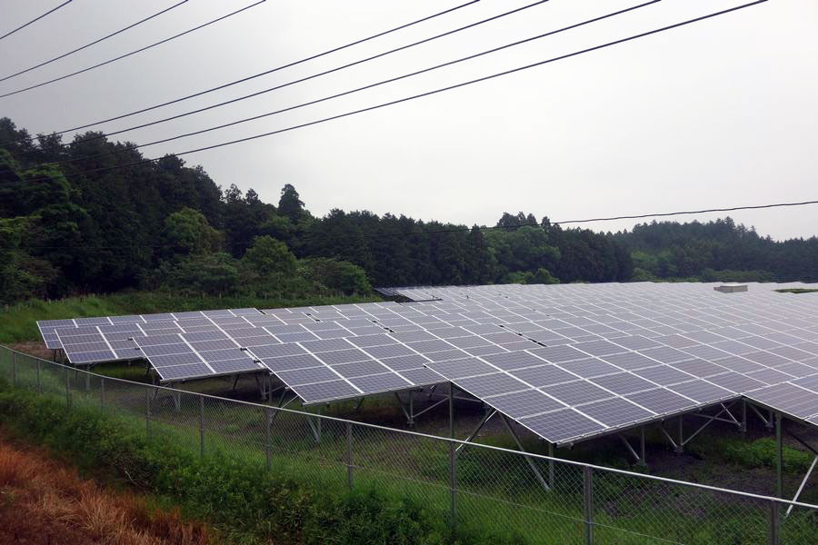 両面ガラスのパネルを並べた茨城県笠間市にある太陽光発電所。出力は500kW